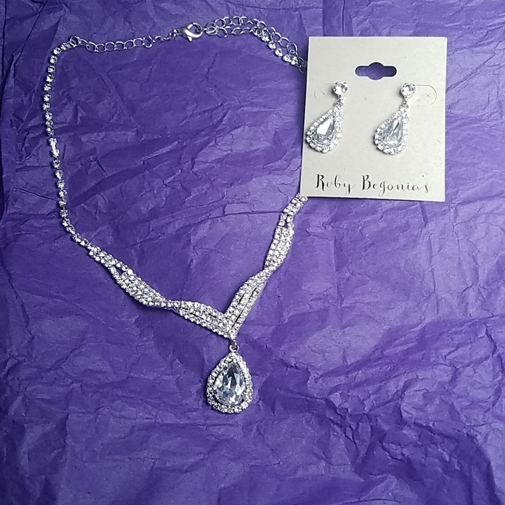 Tear Drop Necklace &Earring Set
